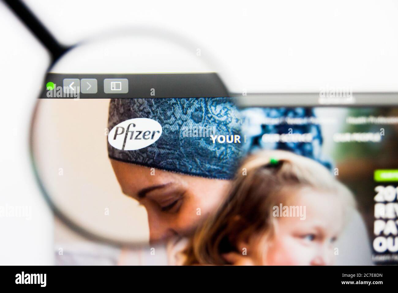 Los Angeles, California, USA - 25 Marzo 2019: Editoriale illustrativo della homepage del sito Pfizer. Logo Pfizer visibile sullo schermo del display. Foto Stock