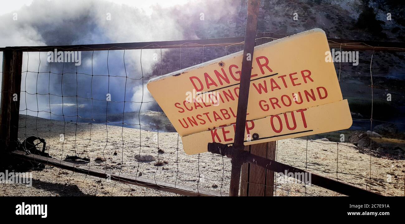 Cartello di avvertenza all'esterno di un'area di piscine di zolfo vulcanico Foto Stock