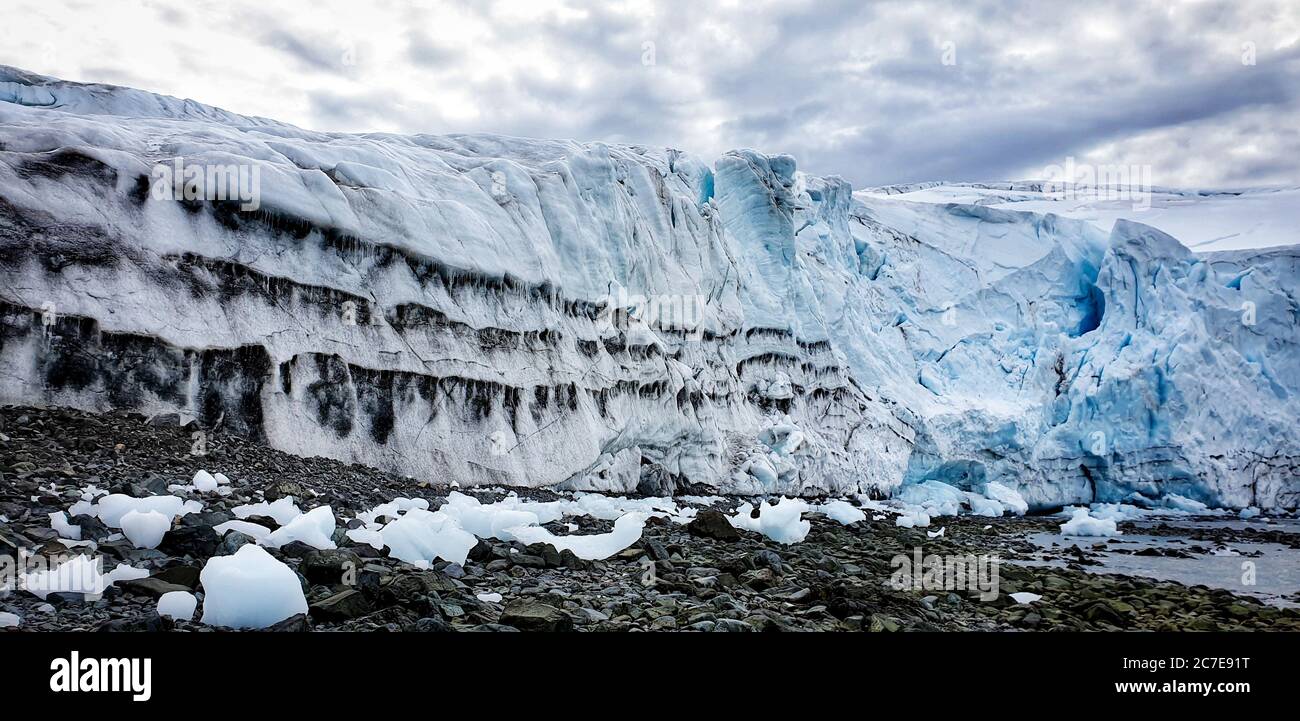 Linee nere che attraversano il ghiacciaio in Antartide indicano tempi di intensa attività vulcanica in passato Foto Stock