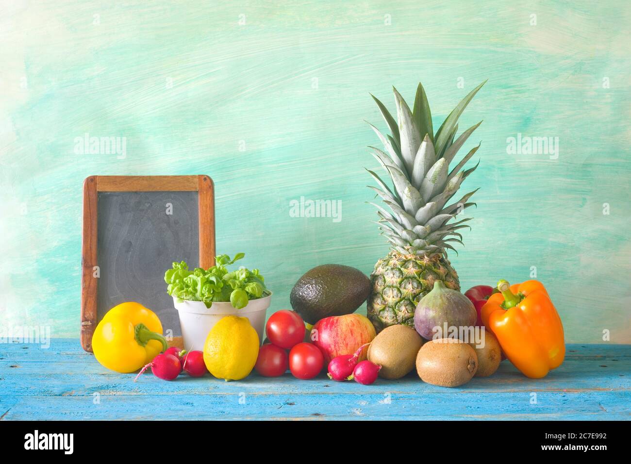 cibo sano, frutta e verdura, lavagna nera, spazio libero per la copia Foto Stock