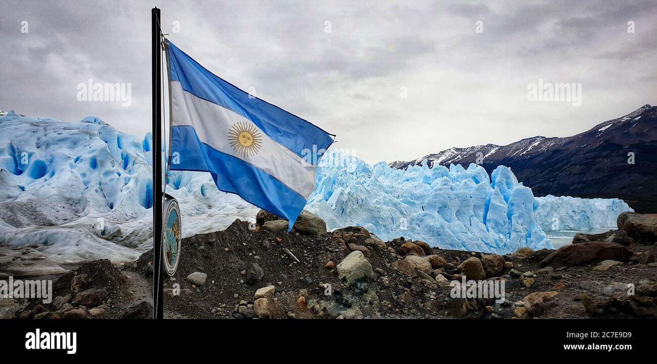 Bandiera di Argentia che batte davanti al ghiacciaio Perito Moreno Foto Stock