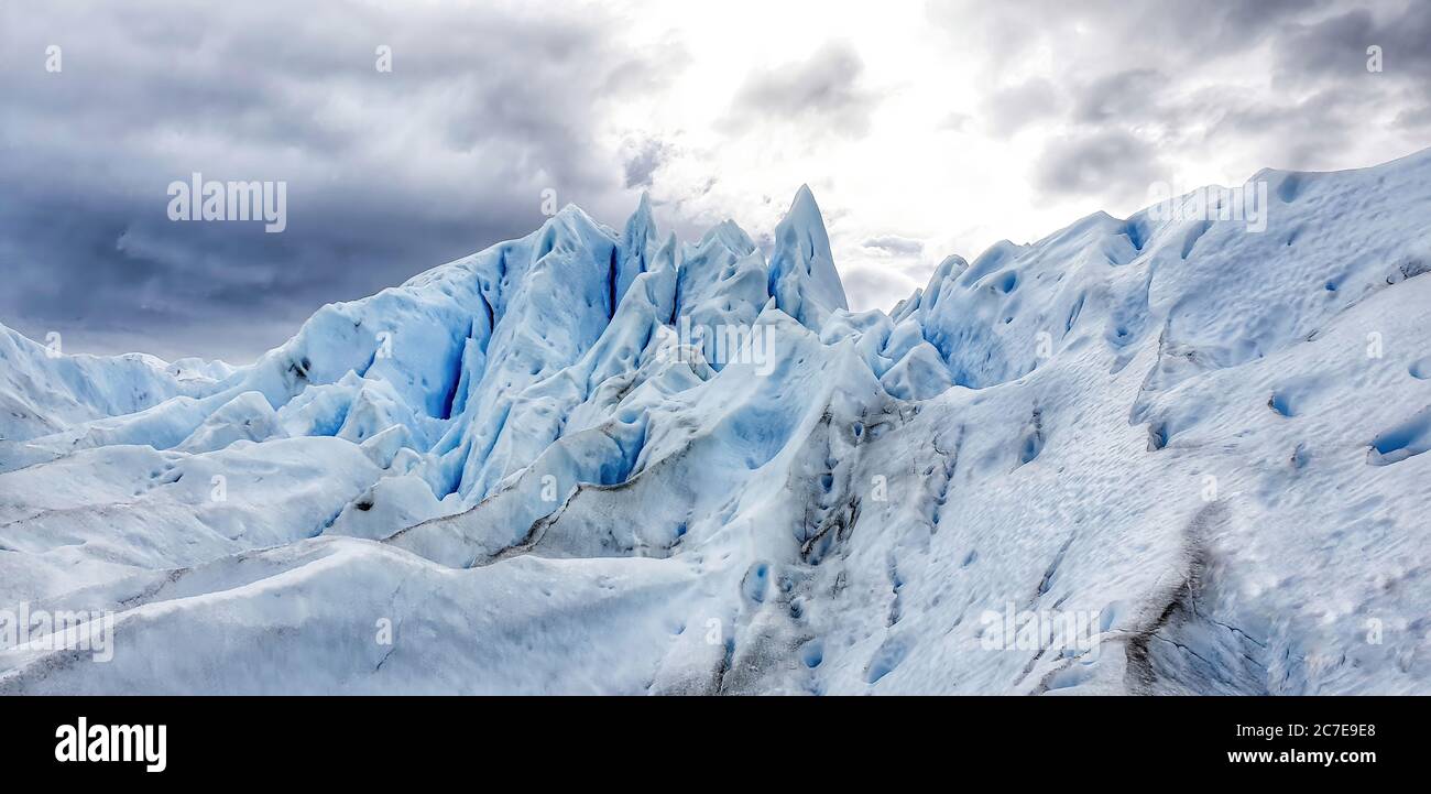 Scatto drammatico del ghiacciaio Perito Moreno a Patagonia, Argentina Foto Stock