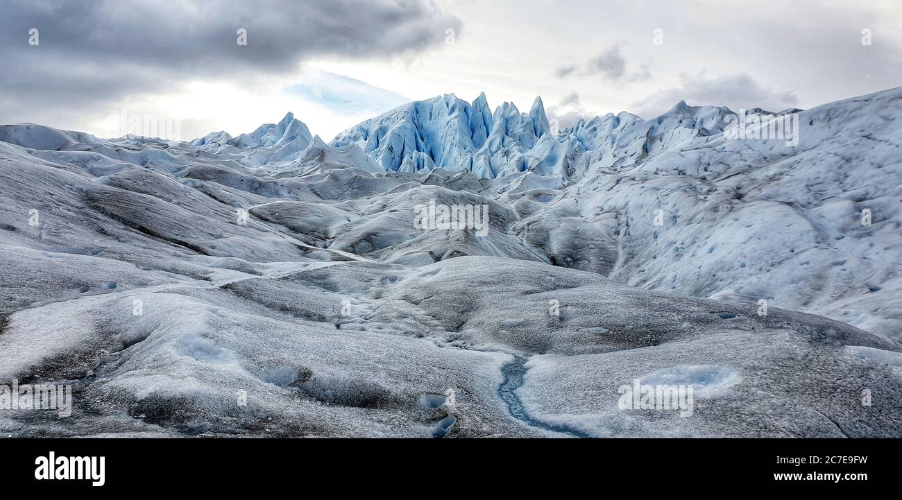 Scatto drammatico del ghiacciaio Perito Moreno a Patagonia, Argentina Foto Stock