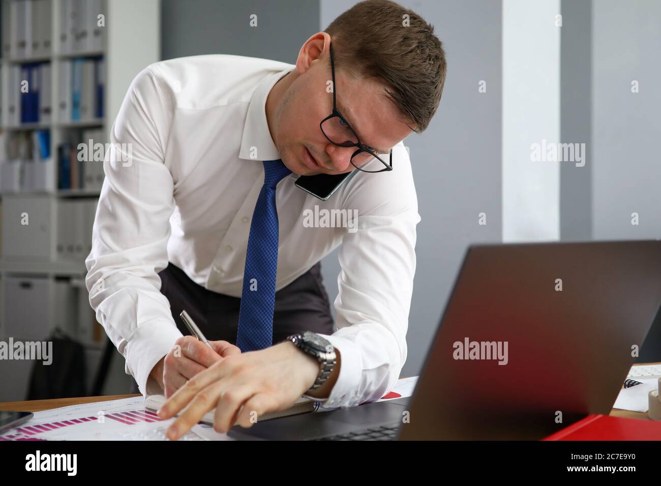 Imprenditore lavorando sul computer portatile Foto Stock