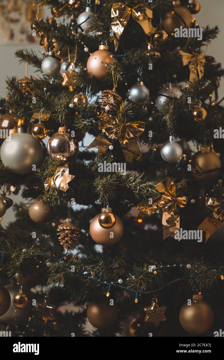 Messa a fuoco poco profonda di baubles e luci a corda appesi Su un albero di Natale Foto Stock