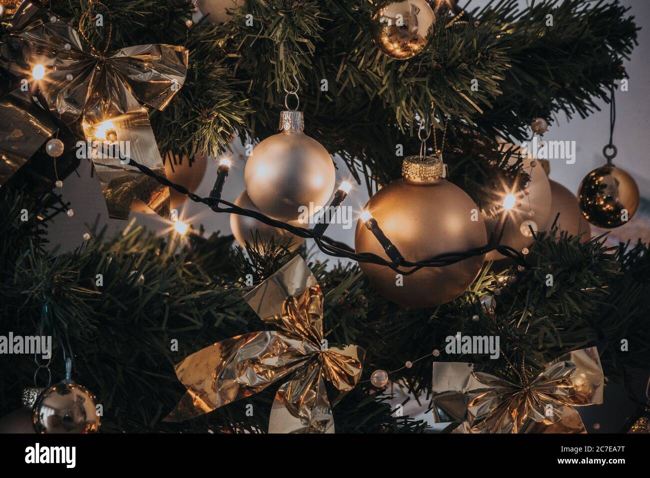 Messa a fuoco poco profonda di baubles e luci a corda appesi Su un albero di Natale Foto Stock