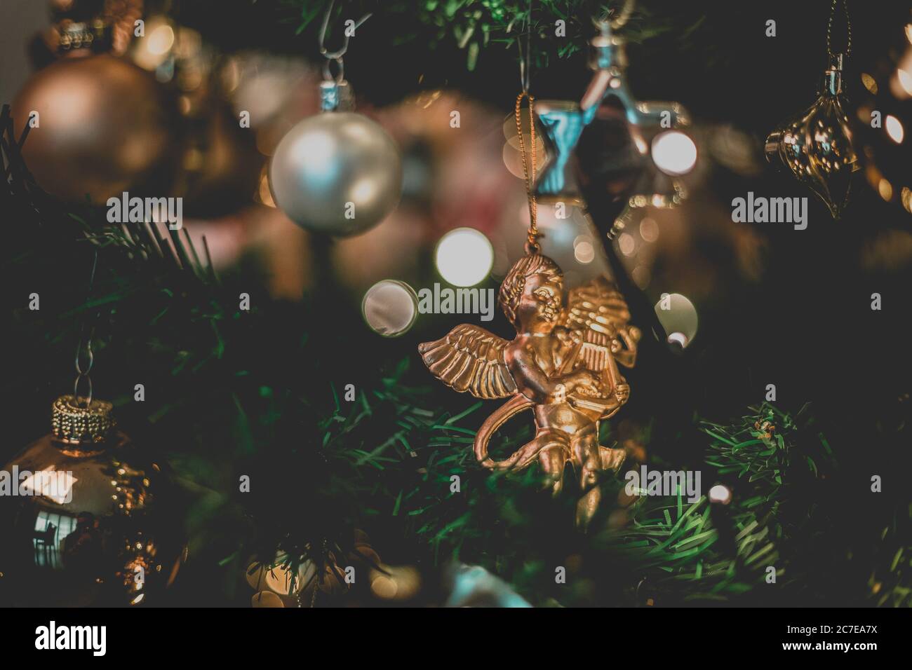 Messa a fuoco poco profonda di baubles e luci a corda appesi Su un albero di Natale Foto Stock