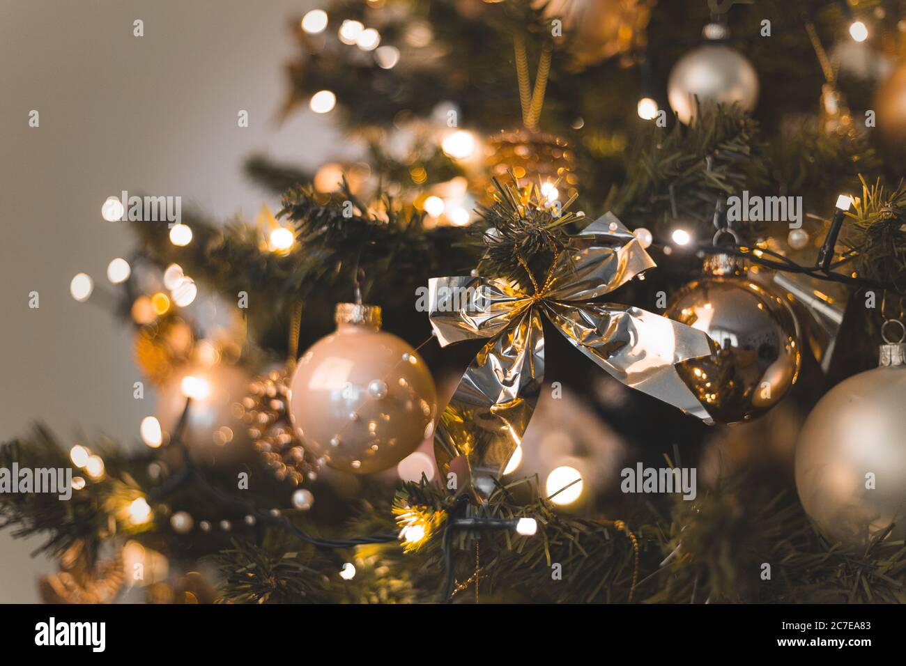 Messa a fuoco poco profonda di baubles e luci a corda appesi Su un albero di Natale Foto Stock