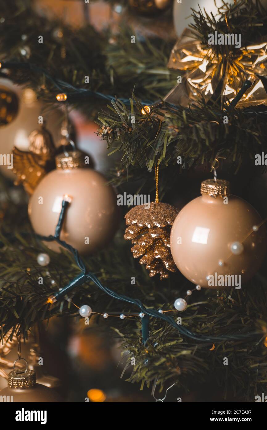 Messa a fuoco poco profonda di baubles e luci a corda appesi Su un albero di Natale Foto Stock