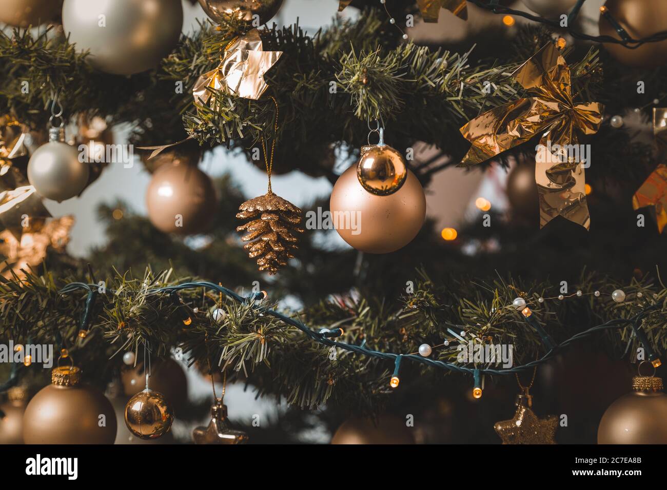 Messa a fuoco poco profonda di baubles e luci a corda appesi Su un albero di Natale Foto Stock