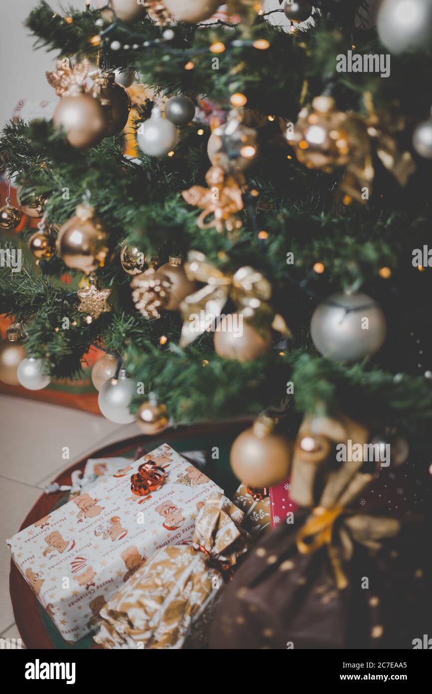 Messa a fuoco poco profonda di baubles e luci a corda appesi Su un albero di Natale Foto Stock