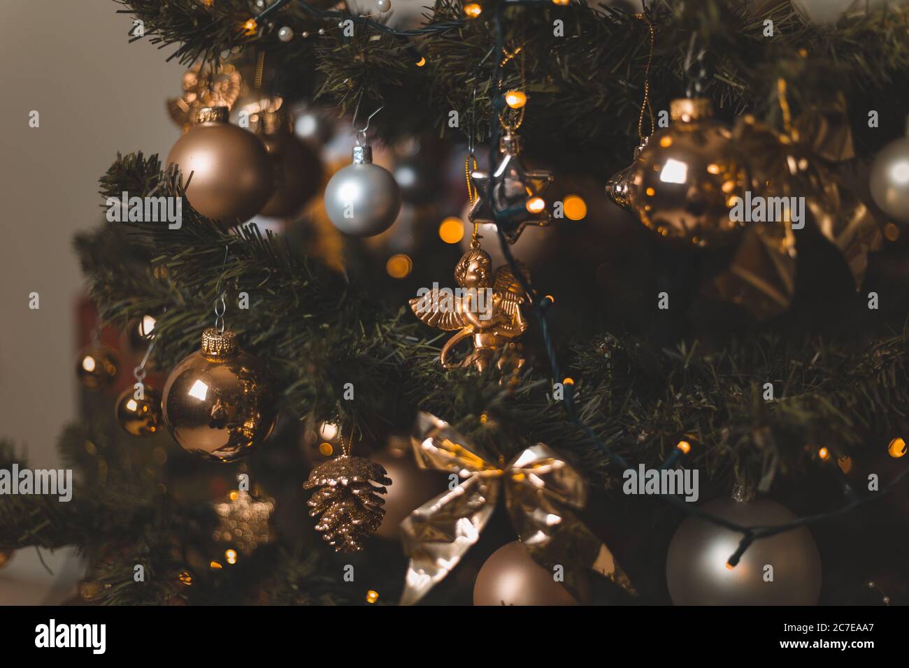 Messa a fuoco poco profonda di baubles e luci a corda appesi Su un albero di Natale Foto Stock