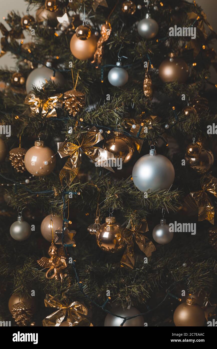 Messa a fuoco poco profonda di baubles e luci a corda appesi Su un albero di Natale Foto Stock