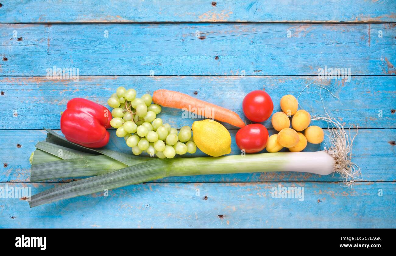 Cibo sano. Verdure e frutta su un tavolo rustico, buono spazio di copia Foto Stock