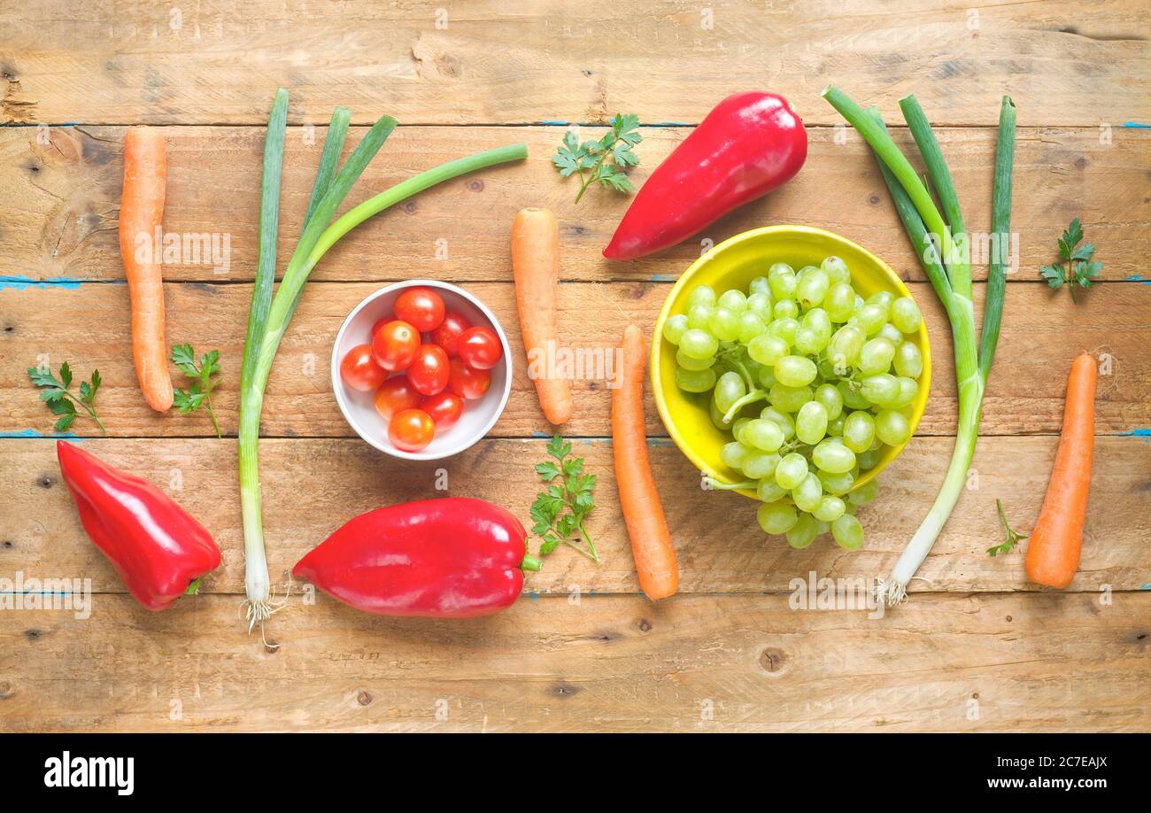 Cibo sano e dieta. Verdure e frutta su un tavolo rustico, piatto, buona copia spazio Foto Stock