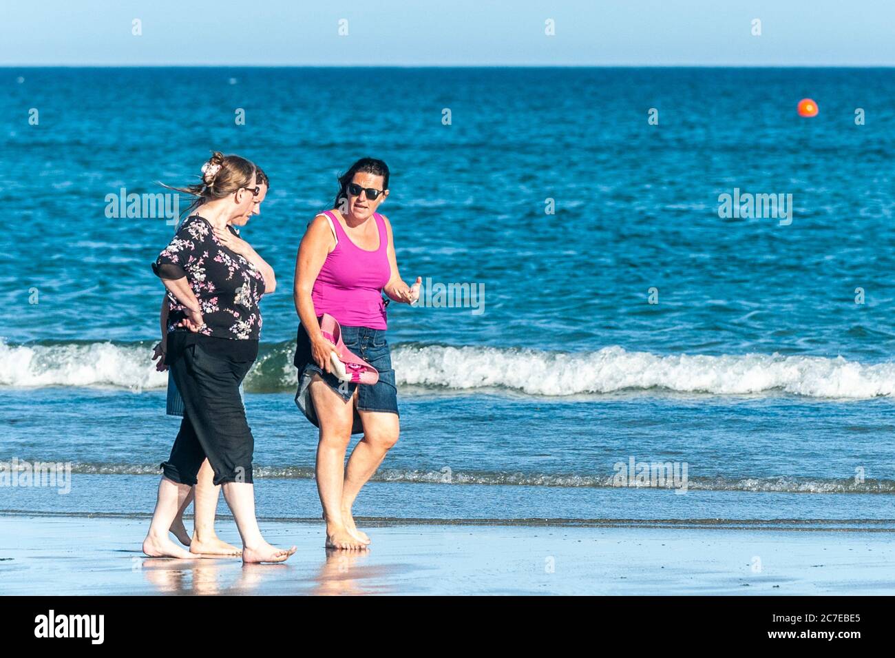 Inchydoney, West Cork, Irlanda. 16 luglio 2020. Inchydoney è stata un'alveare di attività questa sera, poiché molti locali e turisti sono scesi sulla spiaggia per sfruttare al massimo il bel tempo. Credit: Notizie dal vivo di AG/Alamy Foto Stock