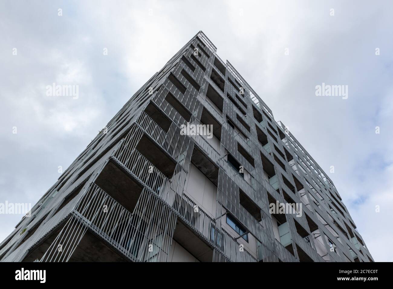 Moderno quartiere degli affari di Oslo su cielo epico nuvoloso, Norvegia, Scandinavia. Edifici urbani di uffici del progetto Barcode nel distretto di Bjorvika basso angolo Foto Stock