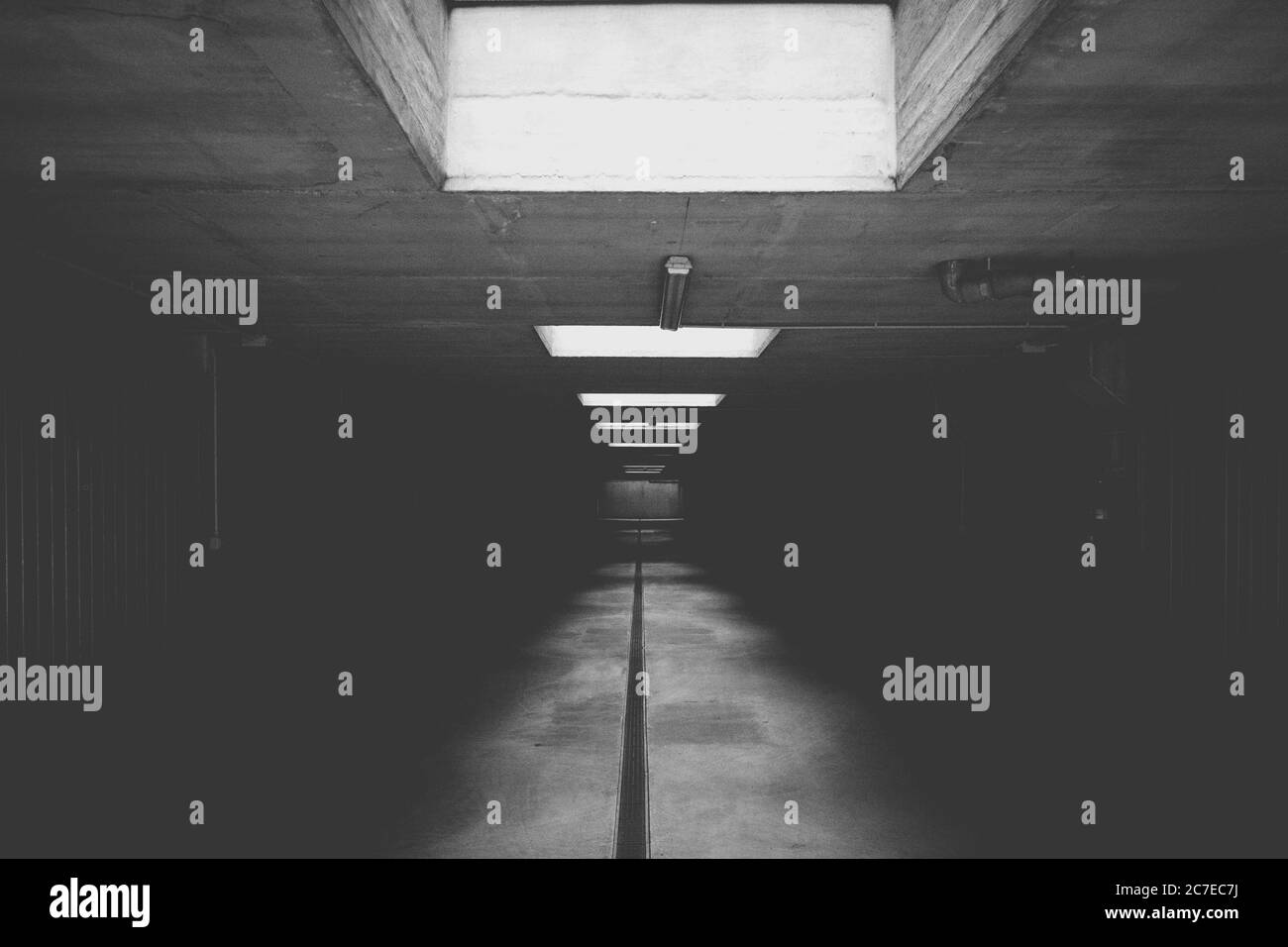 Immagine orizzontale in scala di grigi di un'area sotterranea, ideale per uno sfondo monocromatico Foto Stock