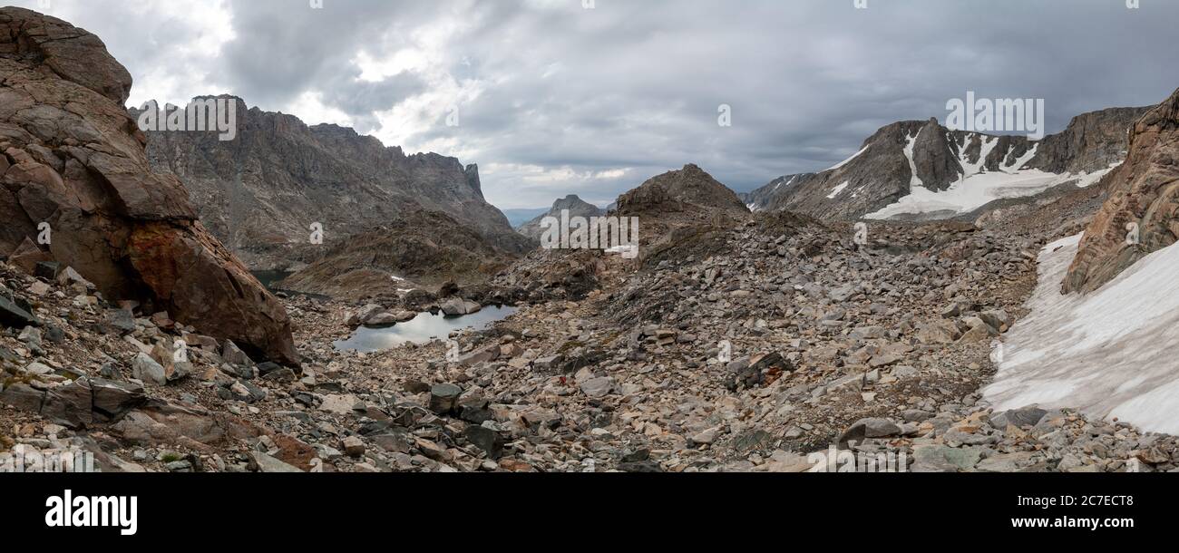 Un'immagine panoramica di un campo di talus nel bacino dei laghi alpini nella catena del fiume Vento del Wyoming. Le scogliere marroni e la Fortezza sono visibili in lontananza. Foto Stock