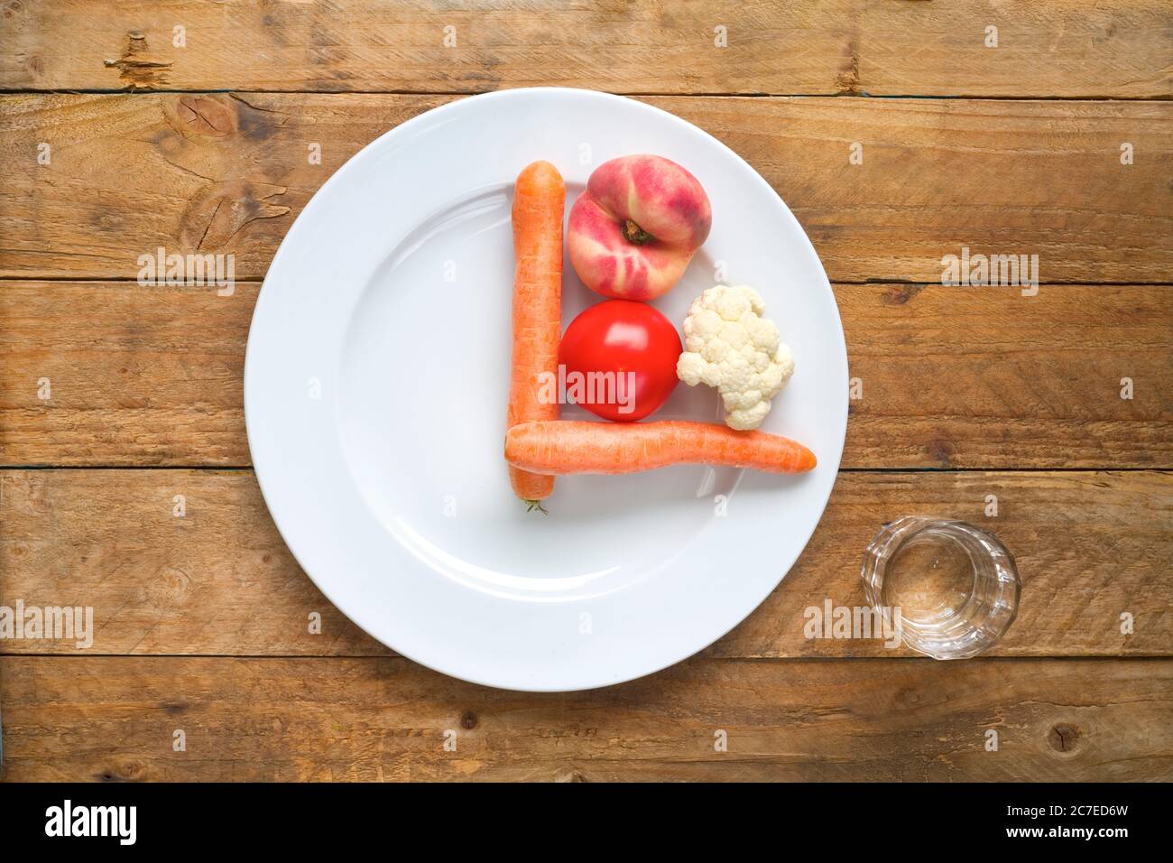 Allacciatura intermittente, dieta, concetto di cibo sano. Piatto con quadrante orologio, verdure, bicchiere d'acqua Foto Stock
