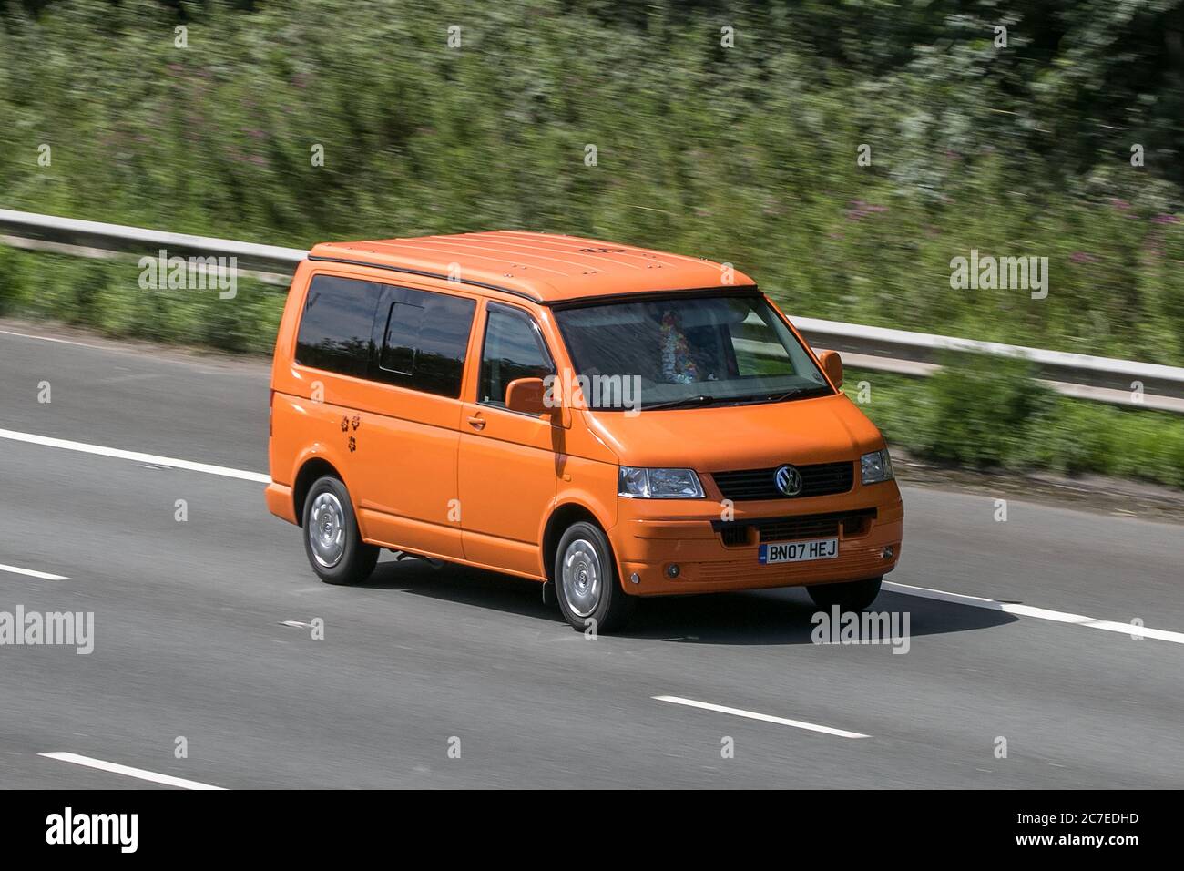 2017 arancio VW Volkswagen Tr-Porter T32 102 TDI SWB; veicoli veicolari in movimento, automobili che guidano veicolo su strade del Regno Unito vicino Manchester Foto Stock