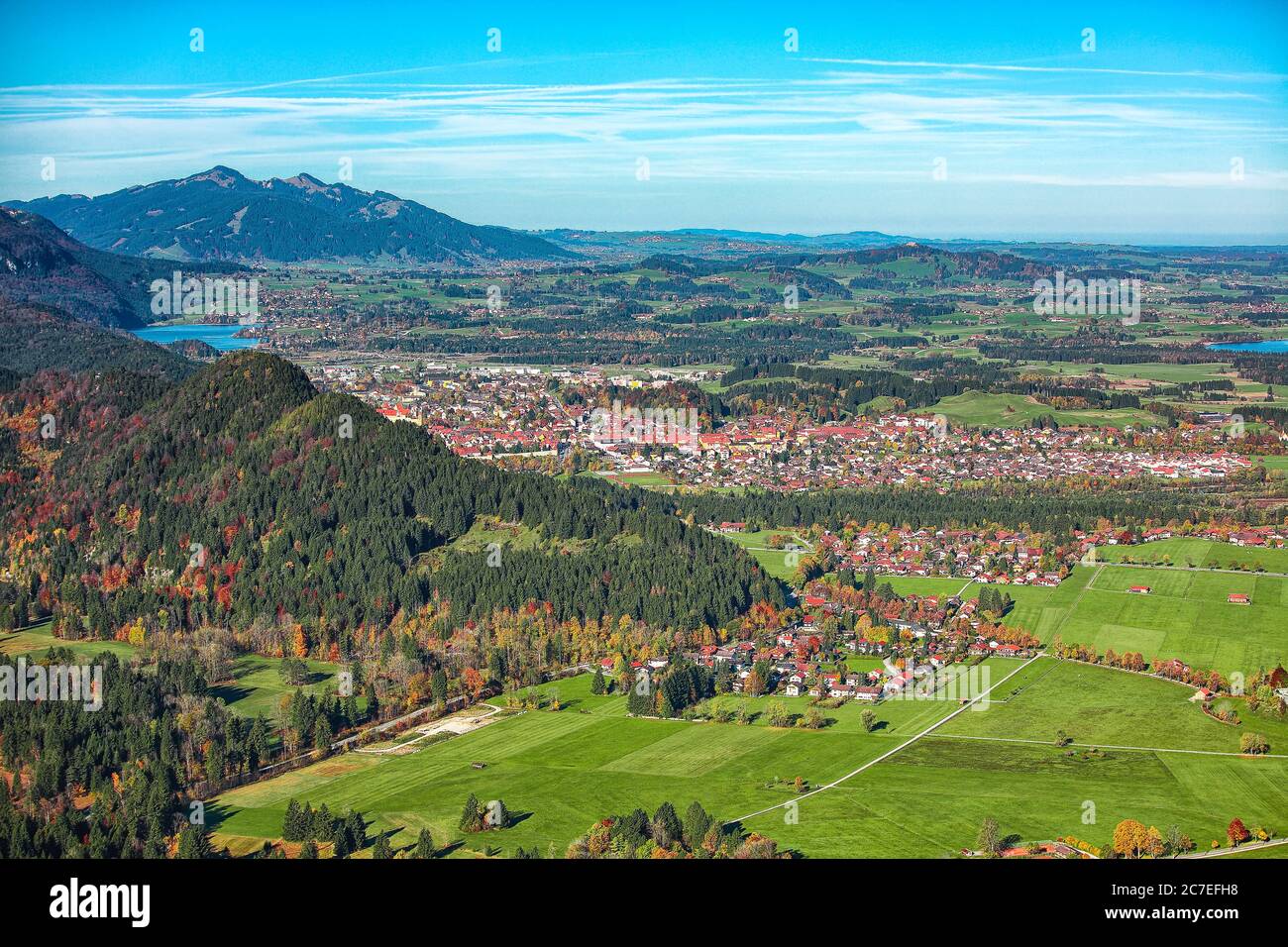 Vista panoramica del villaggio di Schwangau in autunno. Ubicazione: Villaggio di Schwangau, vicino Füssen, Baviera sudoccidentale, Germania, Europa Foto Stock