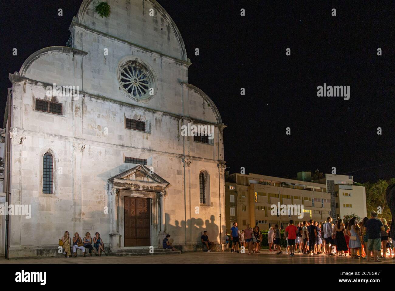 La facciata della Chiesa di Santa Maria (Monastria) che ha e ornato porta in legno e rosone tipico del periodo romanico. I turisti si riuniscono e si acquano Foto Stock