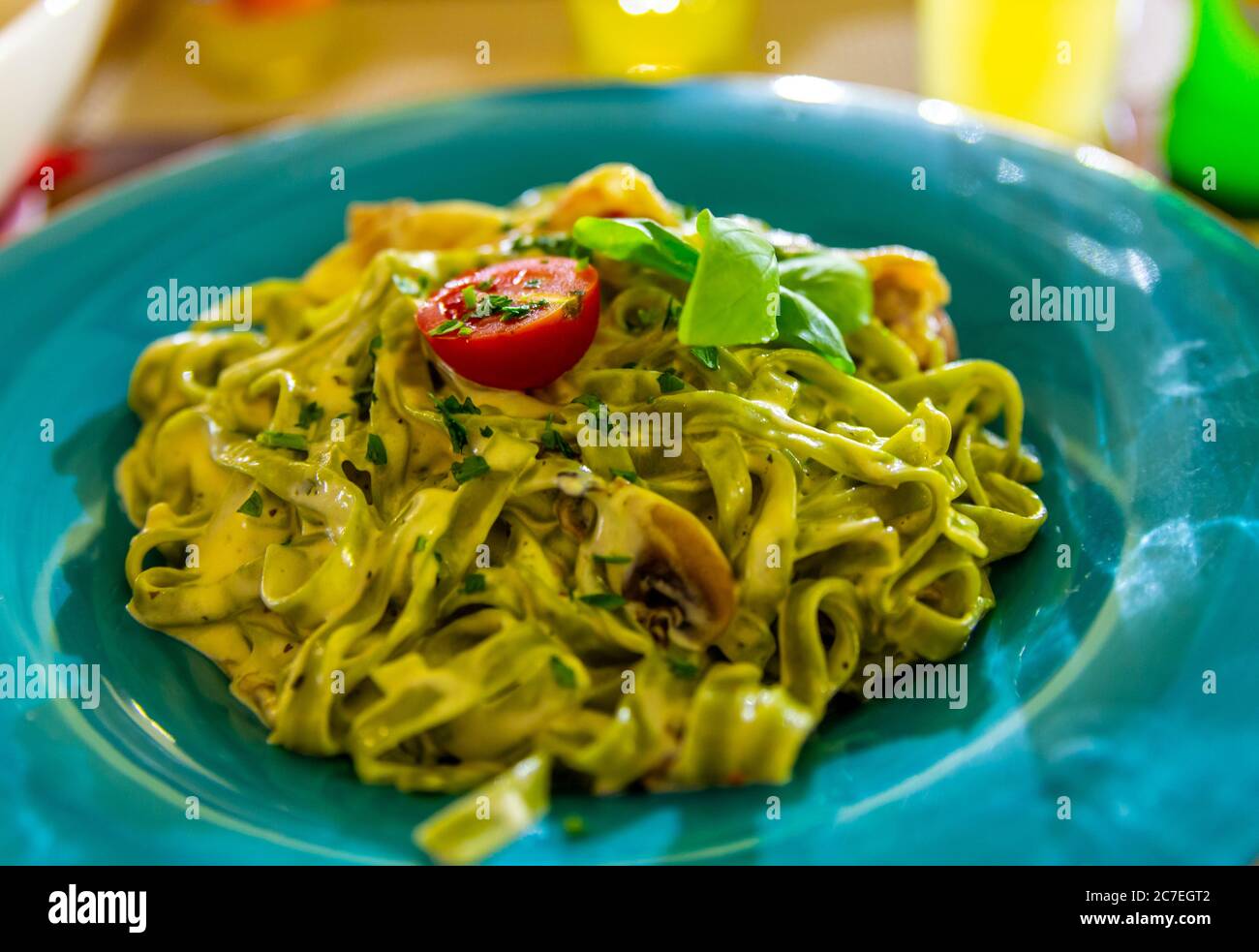 Una deliziosa ciotola di tagliatelle di funghi servita in un ristorante a Zara, Croazia Foto Stock