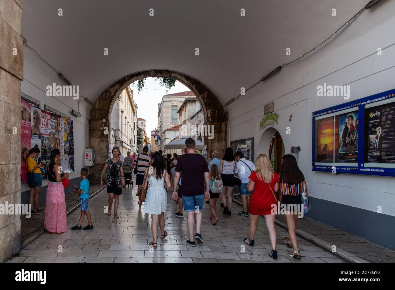 I turisti entrano in uno dei vecchi ingressi a muro della città vecchia di Zara da Ulica Nova Vrata a Ulica Jurja Barakovića Foto Stock