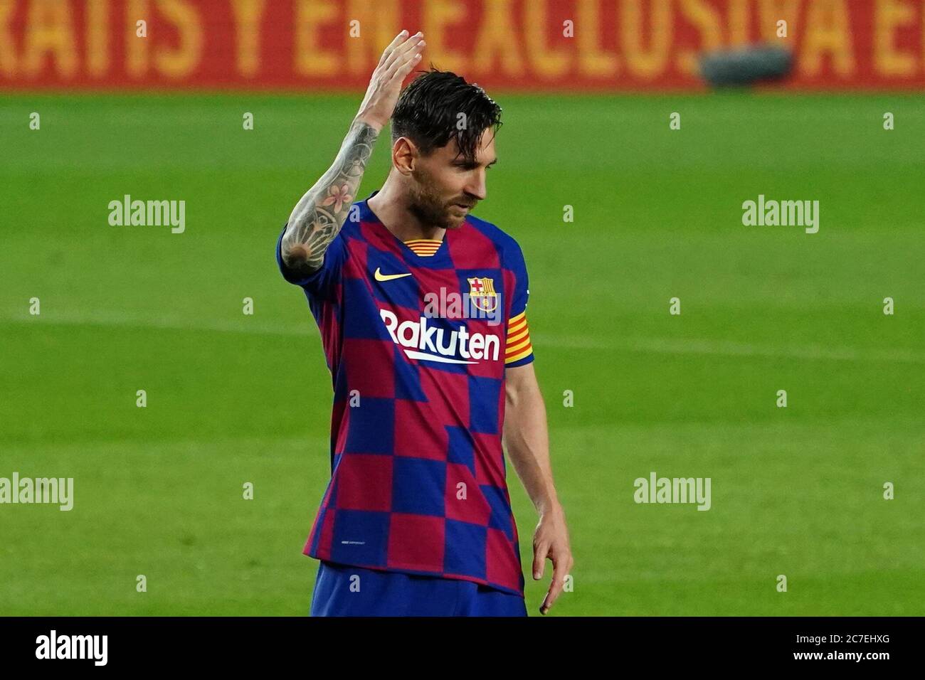 Camp Nou, Barcellona, Catalogna, Spagna. 16 luglio 2020. La Liga Football, Barcellona contro Osasuna; Leo messi gesti con frustrazione, mentre il suo calcio libero in ritardo nel gioco naviga sopra il bar e Barca perdere 1-2 crediti: Action Plus Sport/Alamy Live News Foto Stock