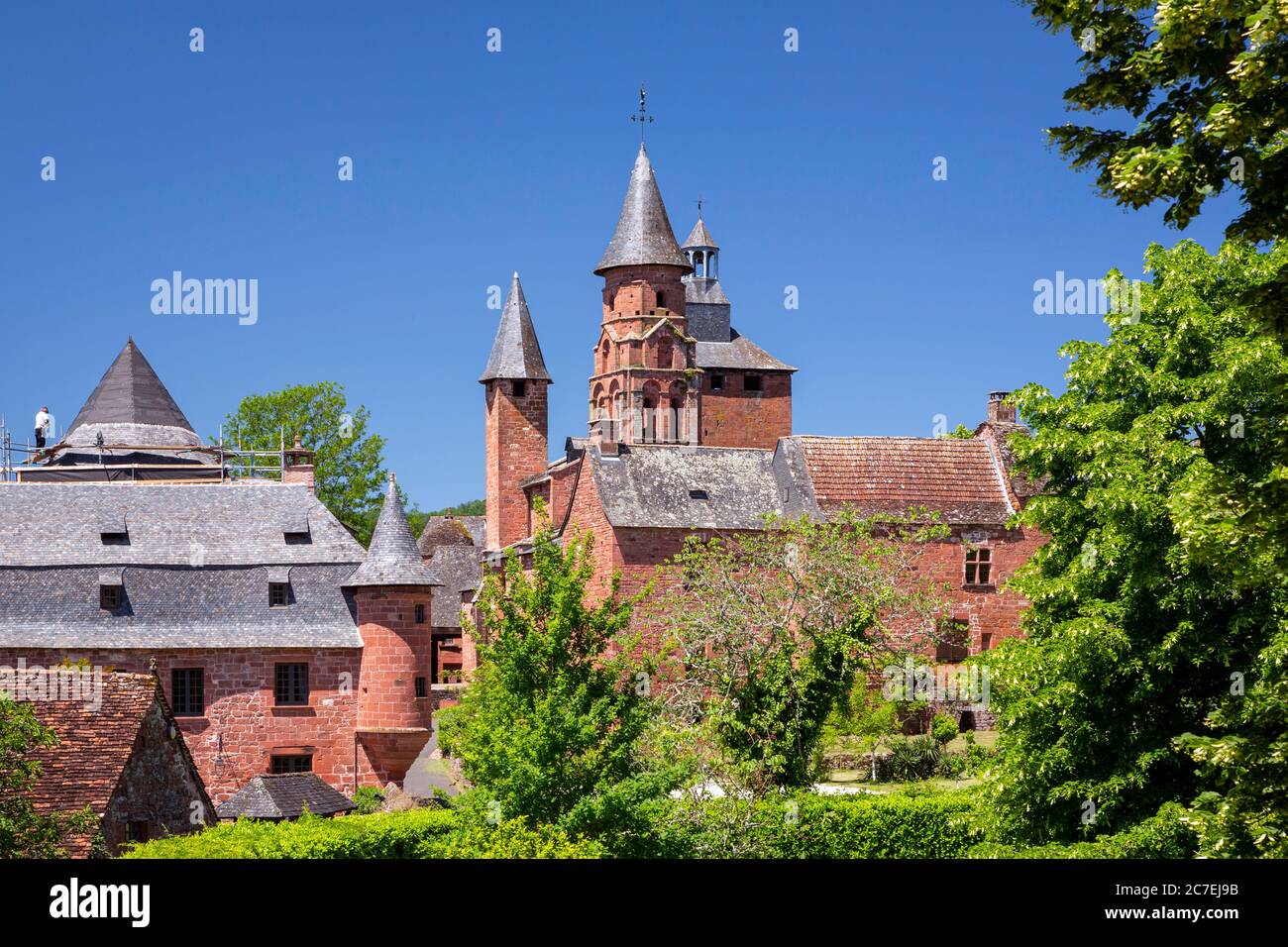 Vista sulla storica chiesa in arenaria rossa edificio nel famoso villaggio rosso Collonges-la-Rouge, Correze, Limousin, Francia, Europa. Foto Stock