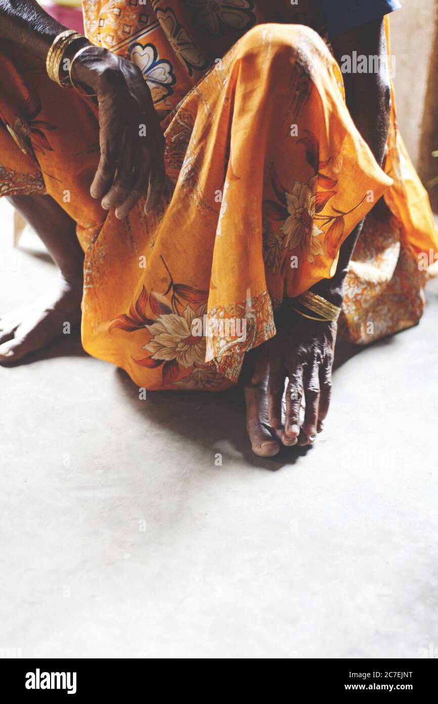 Closeup verticale dei piedi di una donna indiana con la donna Indossare abiti indiani tradizionali Foto Stock