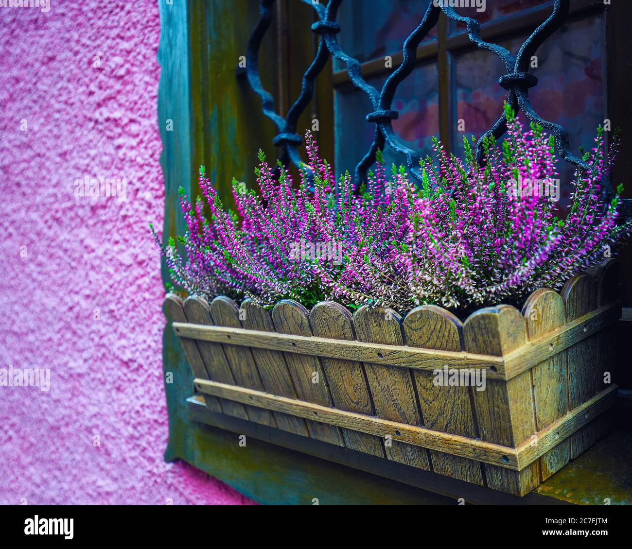 Tipica casa alpina austriaca con fiori luminosi sul balcone. Località: villaggio turistico Hallstatt, regione Salzkammergut, Austria, Alpi. Europa. Foto Stock