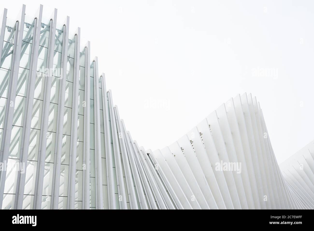 Edifici astratti a scatto orizzontale con nervature metalliche bianche e vetro finestre Foto Stock