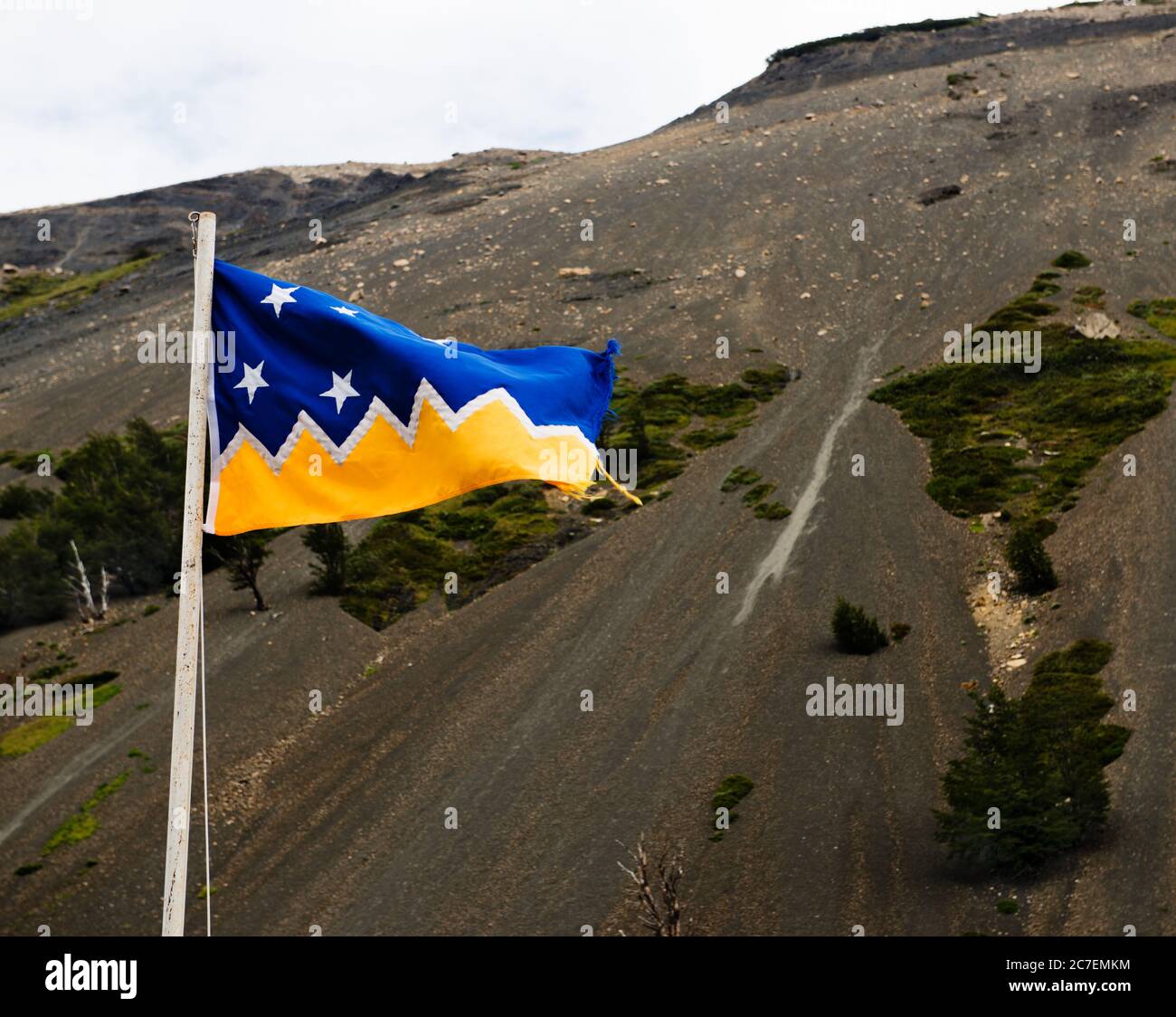 La Bandiera della Regione Magallanes y la Antártica Chilena, lungo il circuito W nel Parco Nazionale Torres del Paine, Patagonia, Cile, Sud America Foto Stock