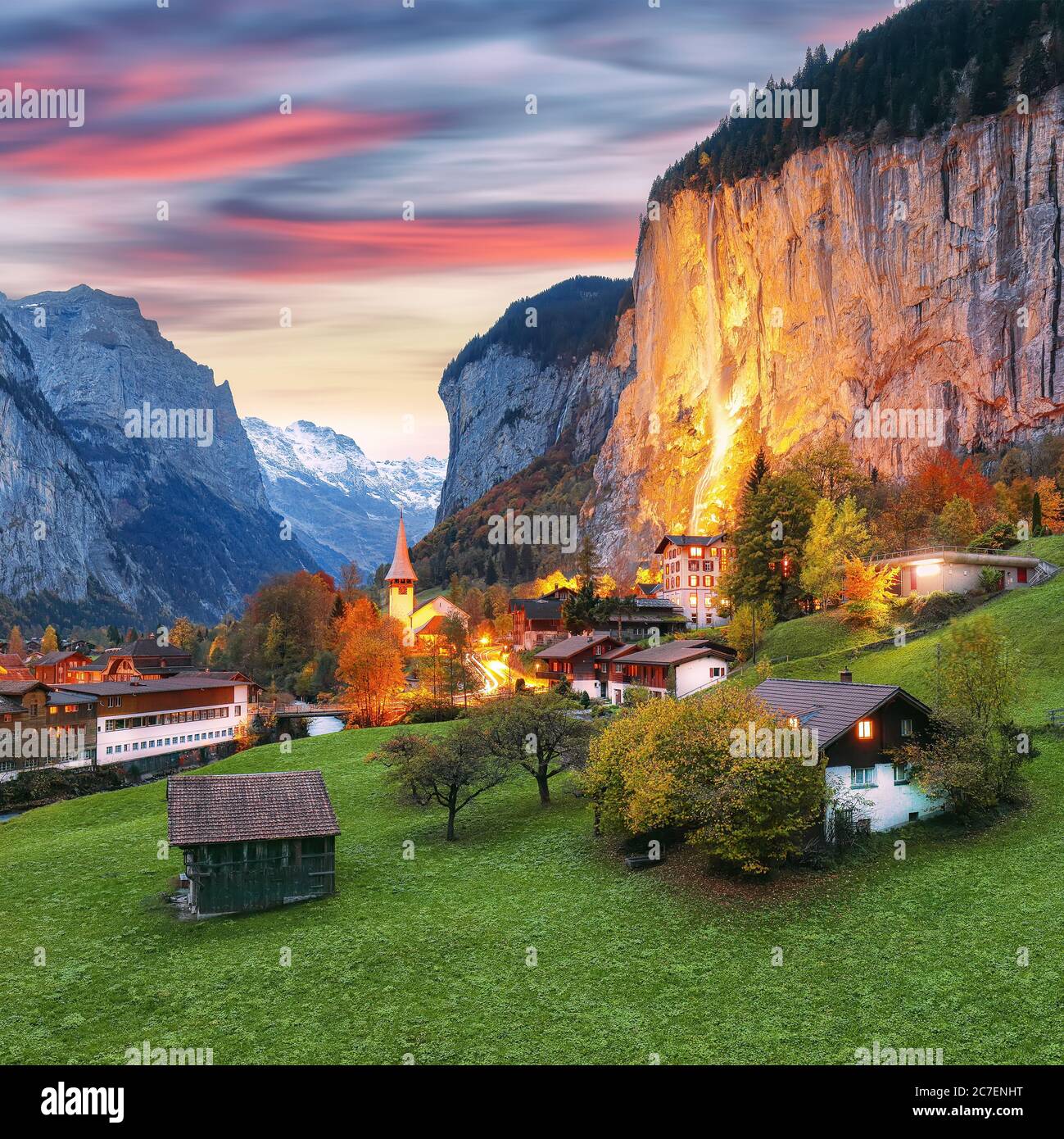 Spettacolare vista autunnale della valle di Lauterbrunnen con la splendida cascata di Staubbach e le Alpi svizzere al tramonto. Località: Lauterbrunnen villaggio, Berner Foto Stock