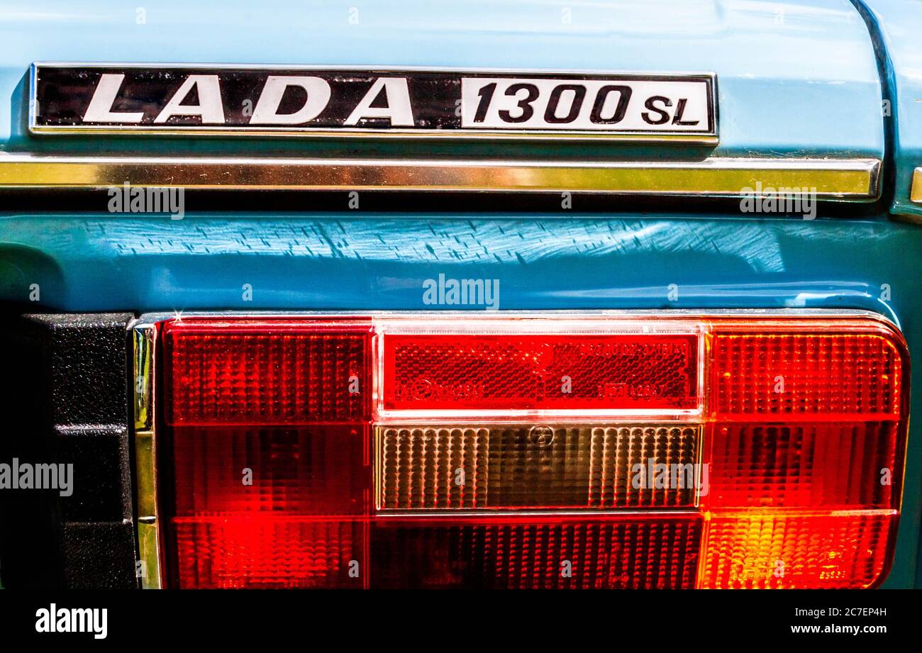 Luce posteriore e marchio dell'auto Lada blu chiaro. Foto Stock
