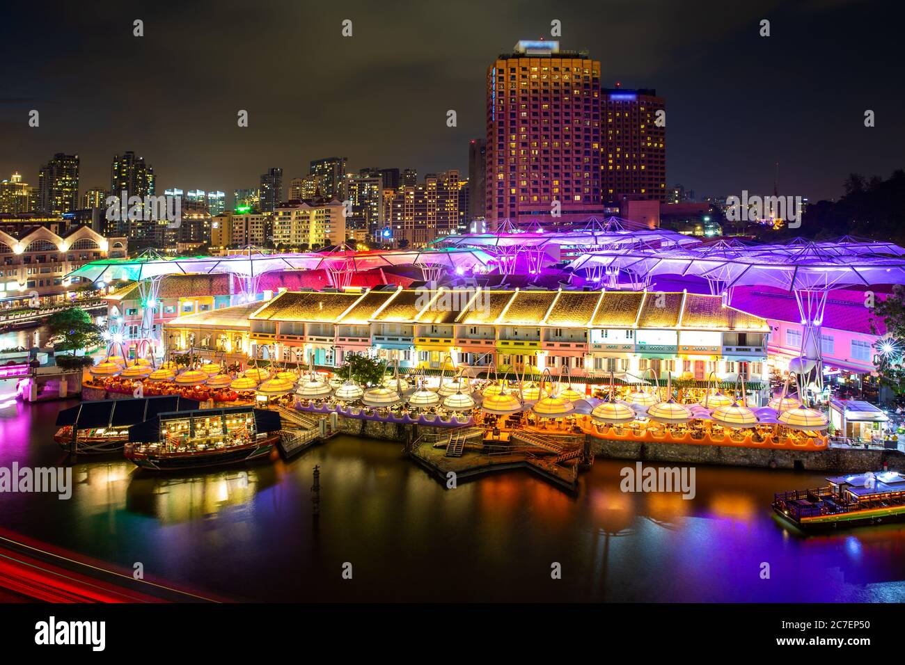Edificio colorato e luminoso di notte nel mercato di Clarke Quay con fiume a Singapore. Turismo asiatico, vita moderna della città, o business finanza e economia conce Foto Stock