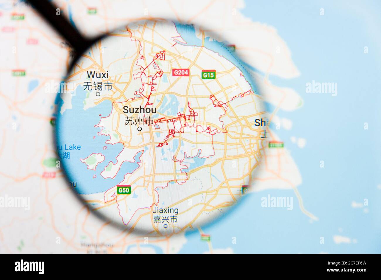 Concetto illustrativo di Suzhou City Visualization sullo schermo attraverso la lente di ingrandimento Foto Stock