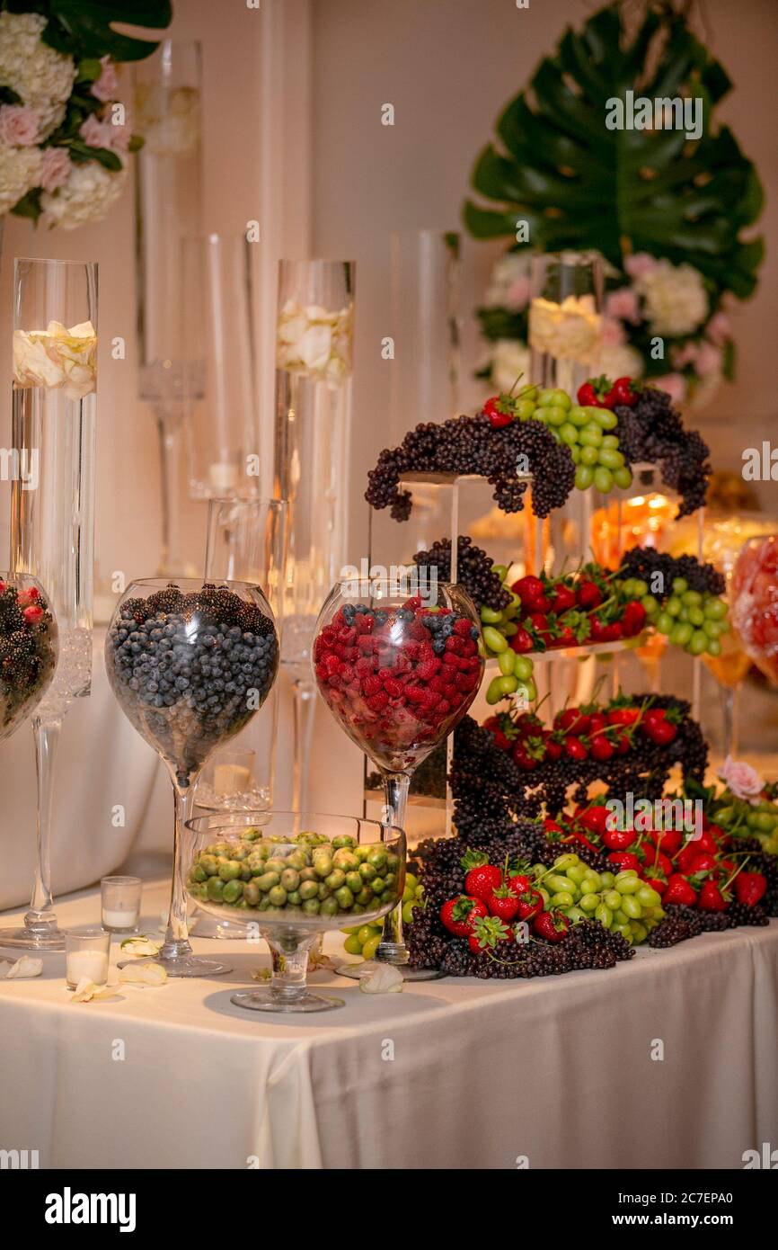 Tavolo buffet con dessert di nozze, con frutta, frutti di bosco, fragole, mirtilli e altri frutti. Foto Stock