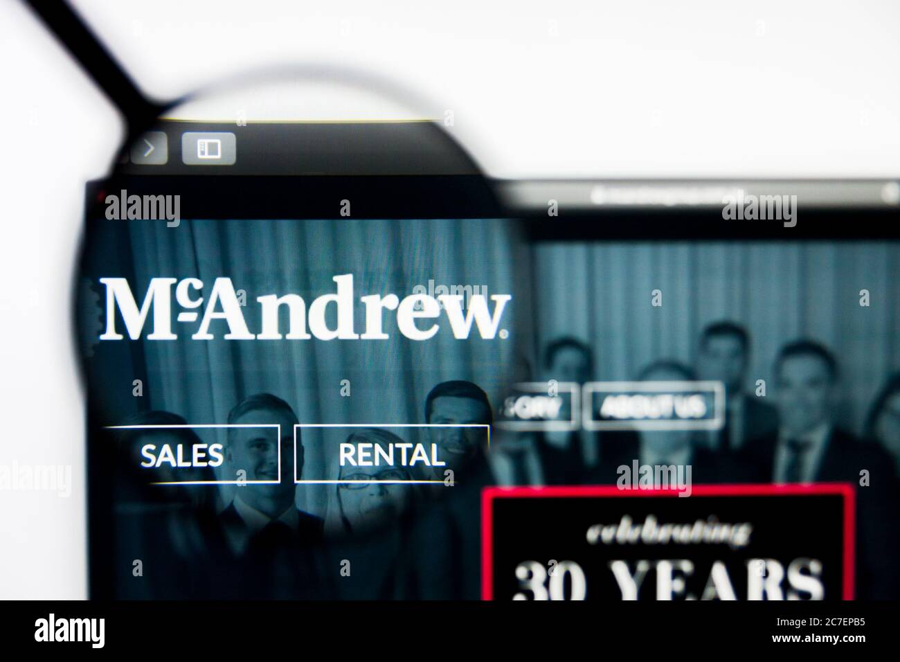 San Francisco, California, USA - 8 aprile 2019: Editoriale illustrativo della homepage del sito web del gruppo McAndrew Property. Logo del gruppo di proprietà McAndrew Foto Stock