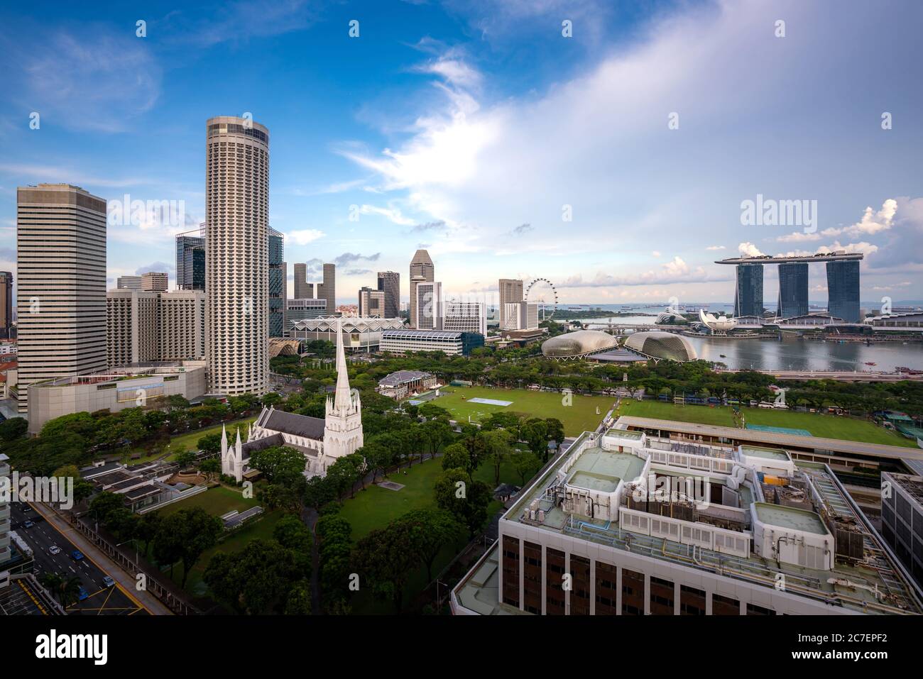 Panorama dello skyline del quartiere degli affari di Singapore e grattacieli degli uffici con bella nuvola cielo a Marina Bay, Singapore. Turismo asiatico, vita moderna della città, o Foto Stock