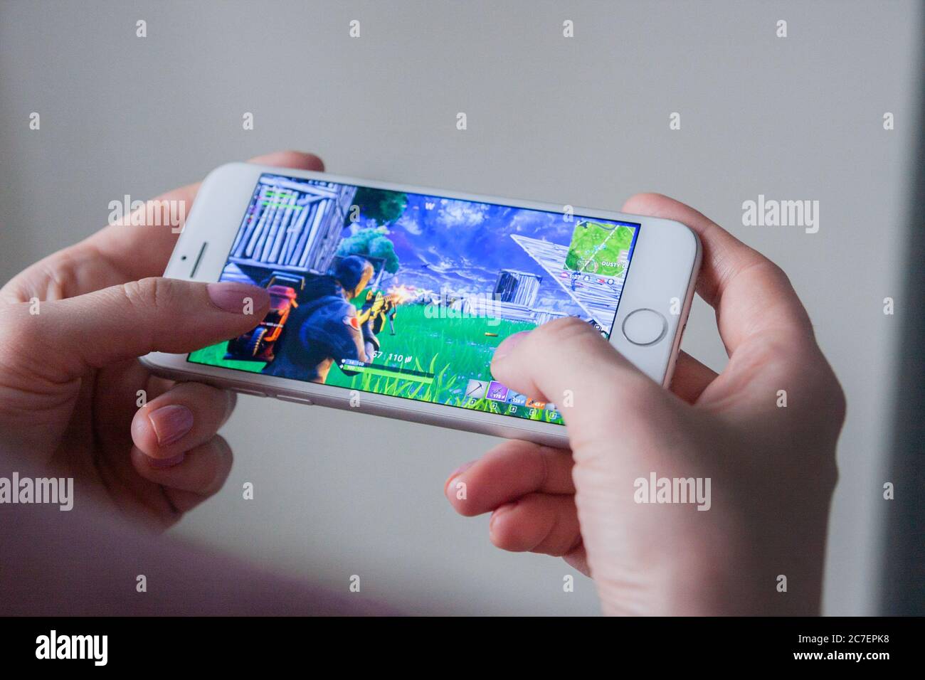 Los Angeles, California, USA - 8 Marzo 2019: Mani che tengono uno smartphone con il gioco Fortnite sullo schermo, editoriale illustrativo Foto Stock