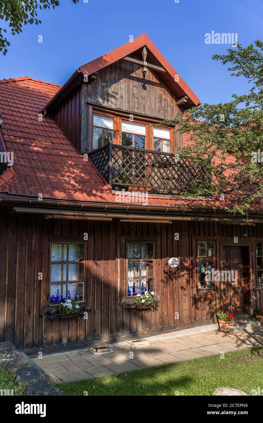 Lanckorona vicino a Cracovia, famosa per la sua architettura in legno conservata del XIX secolo e per il sito patrimonio dell'umanità dell'UNESCO nella provincia della Polonia minore. Foto Stock