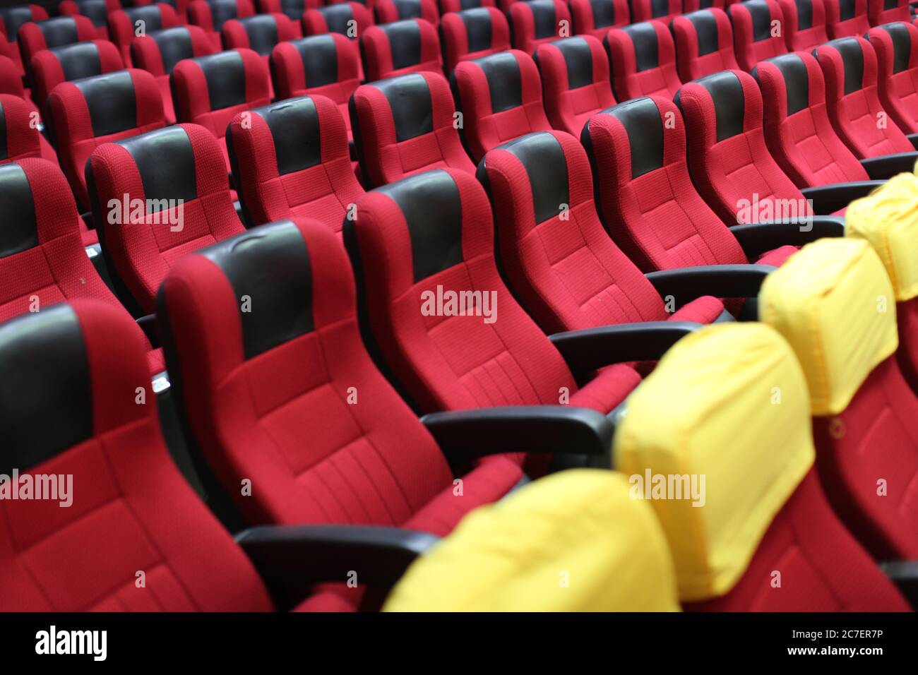 Ripresa orizzontale di una sala cinematografica vuota con posti a sedere rossi Foto Stock