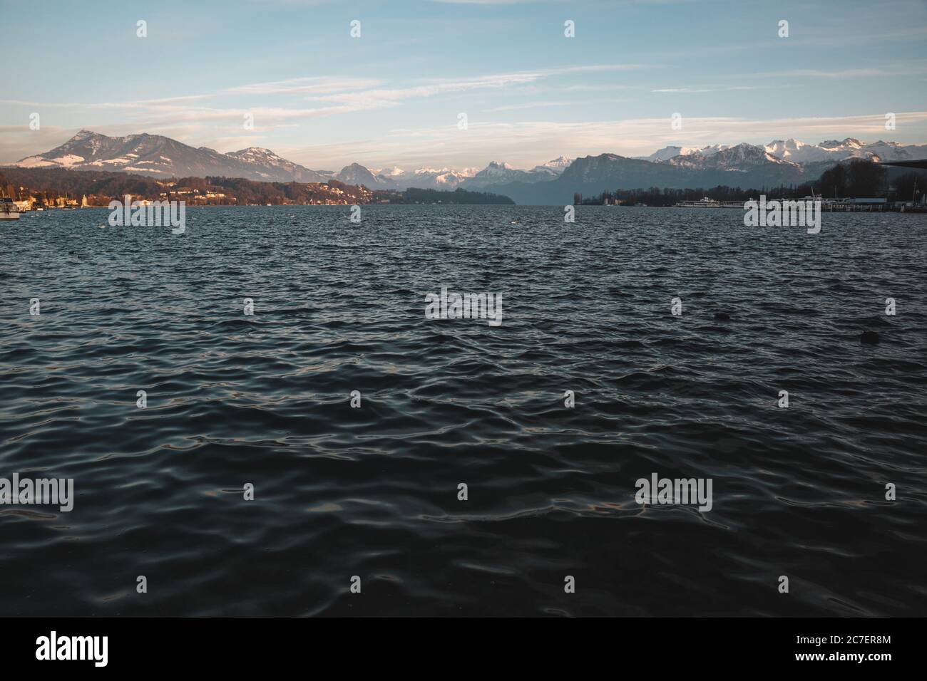 Vista sul lago di Lucerna in primo piano e sulle Alpi svizzere sullo sfondo Foto Stock