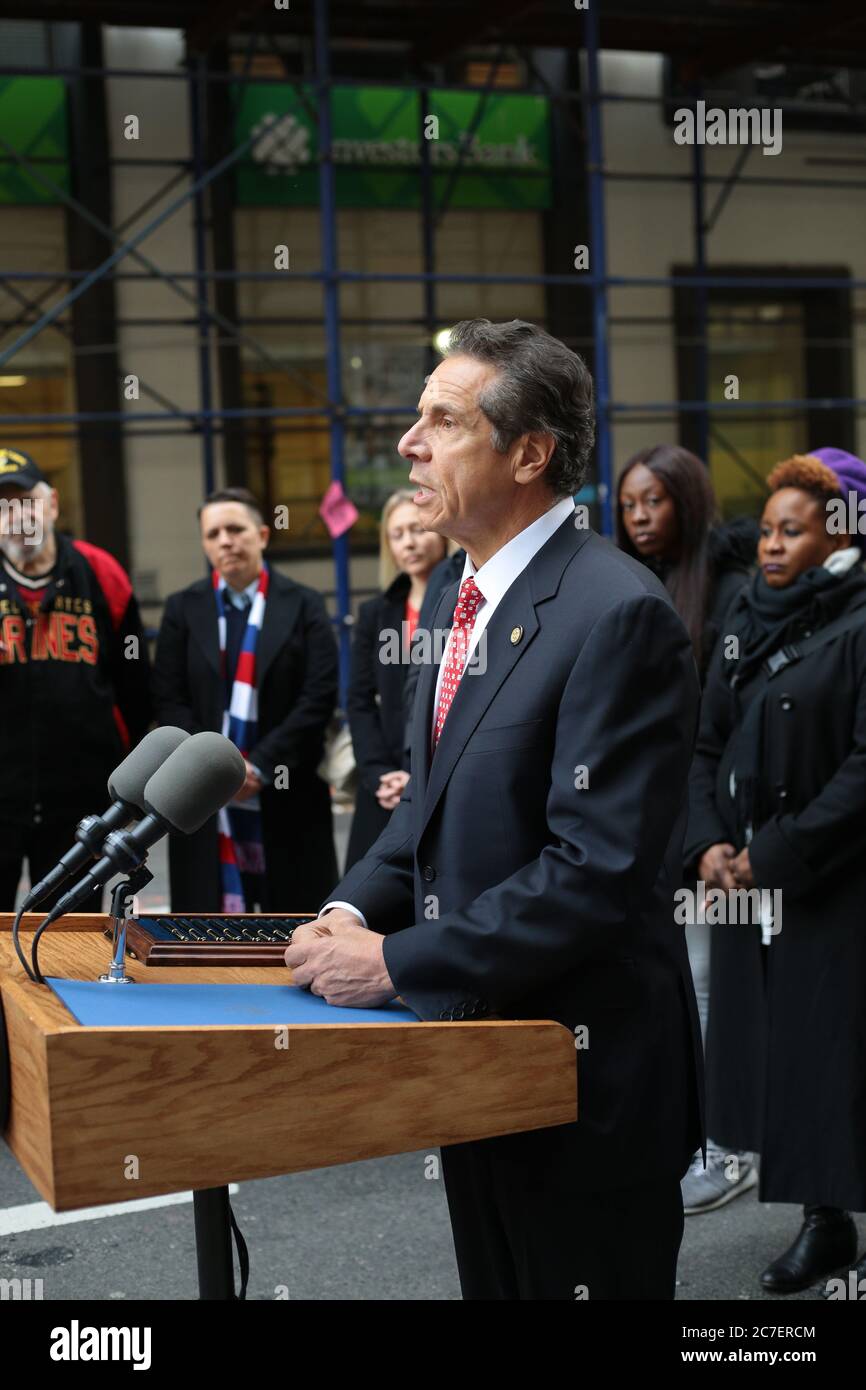 Il Governatore di New York Andrew Cuomo parla e firma il disegno di legge a New York Citydurante la parata dei veterani del 2019. Foto Stock