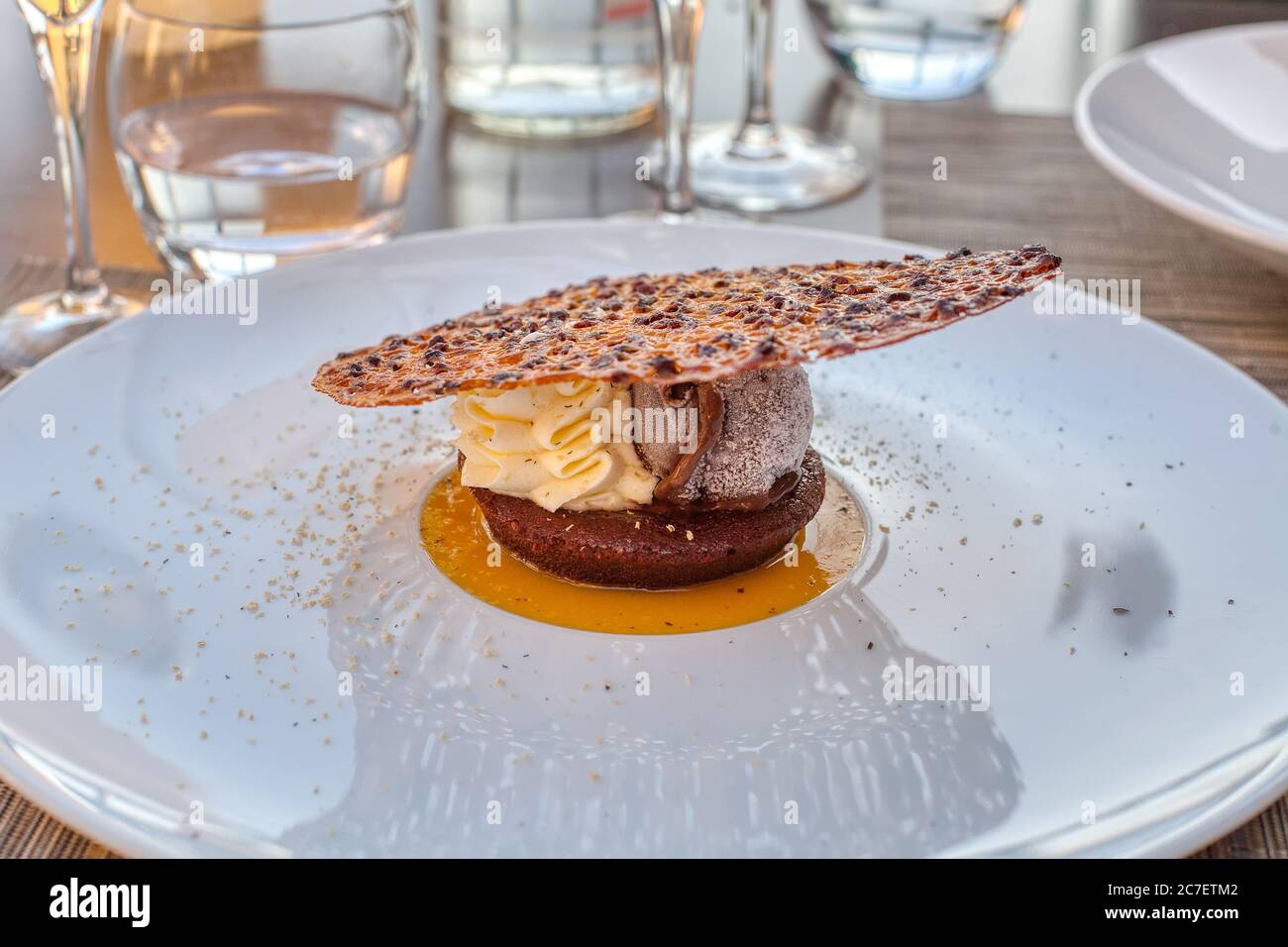 Gelato al cioccolato con crema alla vaniglia, biscotti e patatine Foto Stock