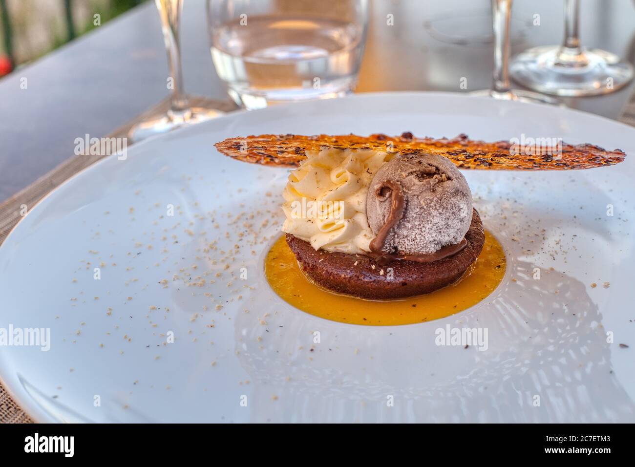 Gelato al cioccolato con crema alla vaniglia, biscotti e patatine Foto Stock