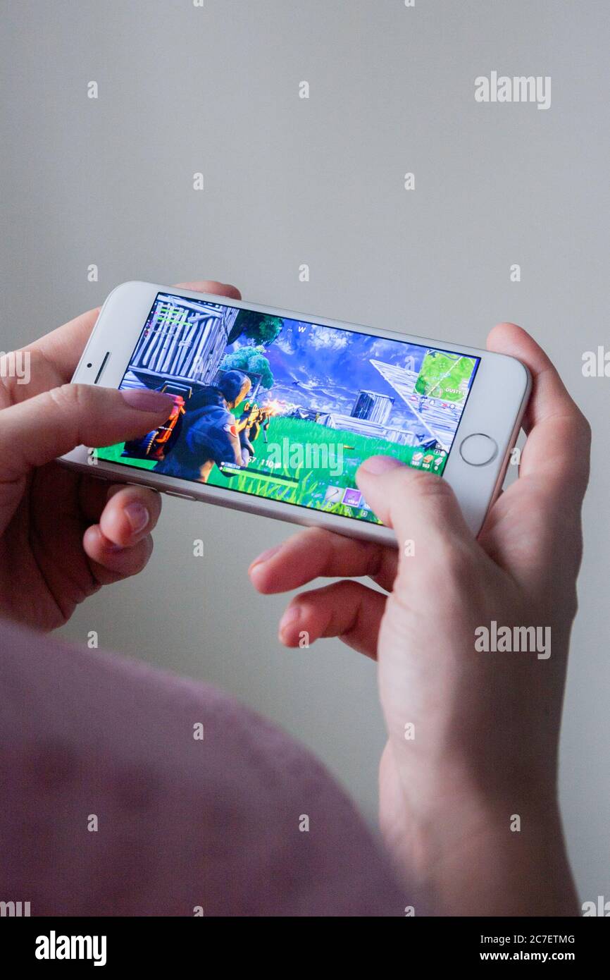 Los Angeles, California, USA - 8 Marzo 2019: Mani che tengono uno smartphone con il gioco Fortnite sullo schermo, editoriale illustrativo Foto Stock